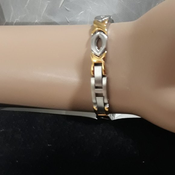 XOXO GRUEN WATCH GOLD AND SILVER TONE QUARTZ WORKS - Picture 7 of 7